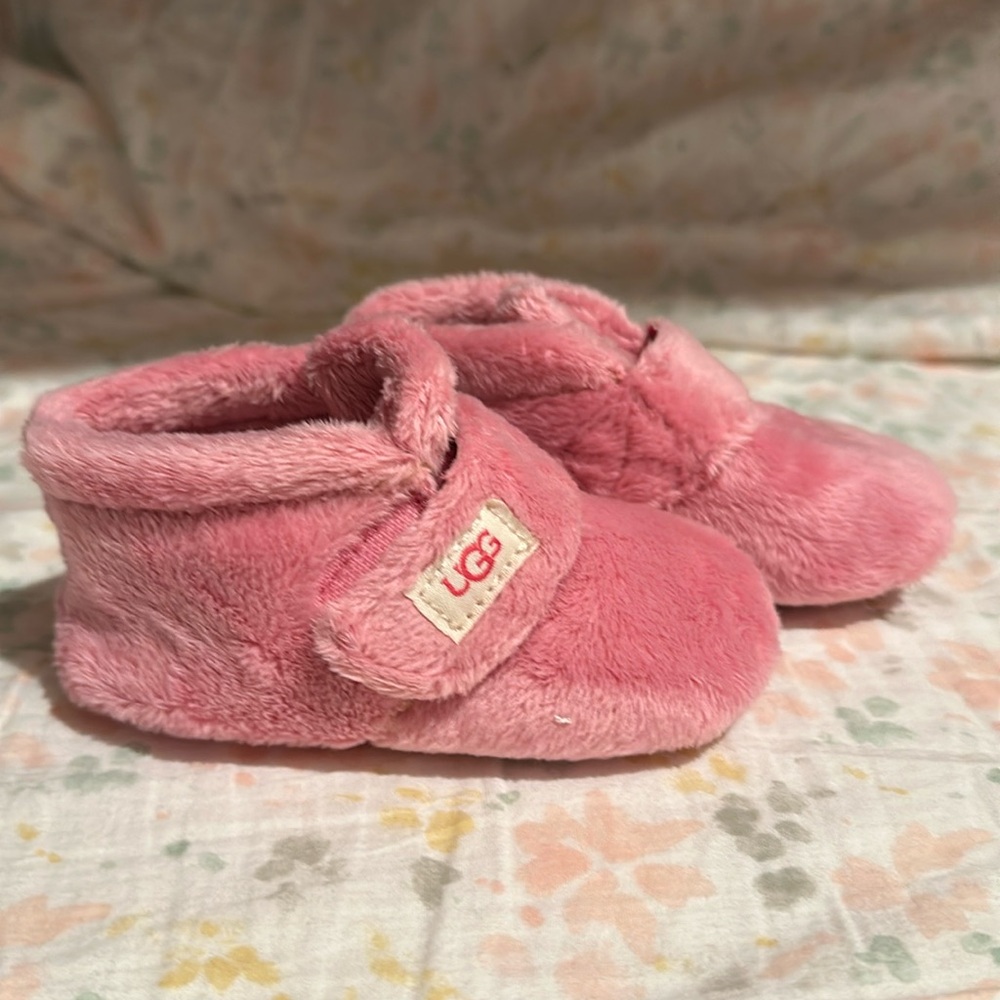 *like new* Baby Ugg Bixbee slippers (size 4/5)
